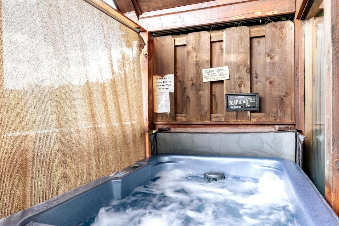 Вілла Views I Mins To Dollywood I Hot Tub I Pool Table Сев'єрвілл Екстер'єр фото